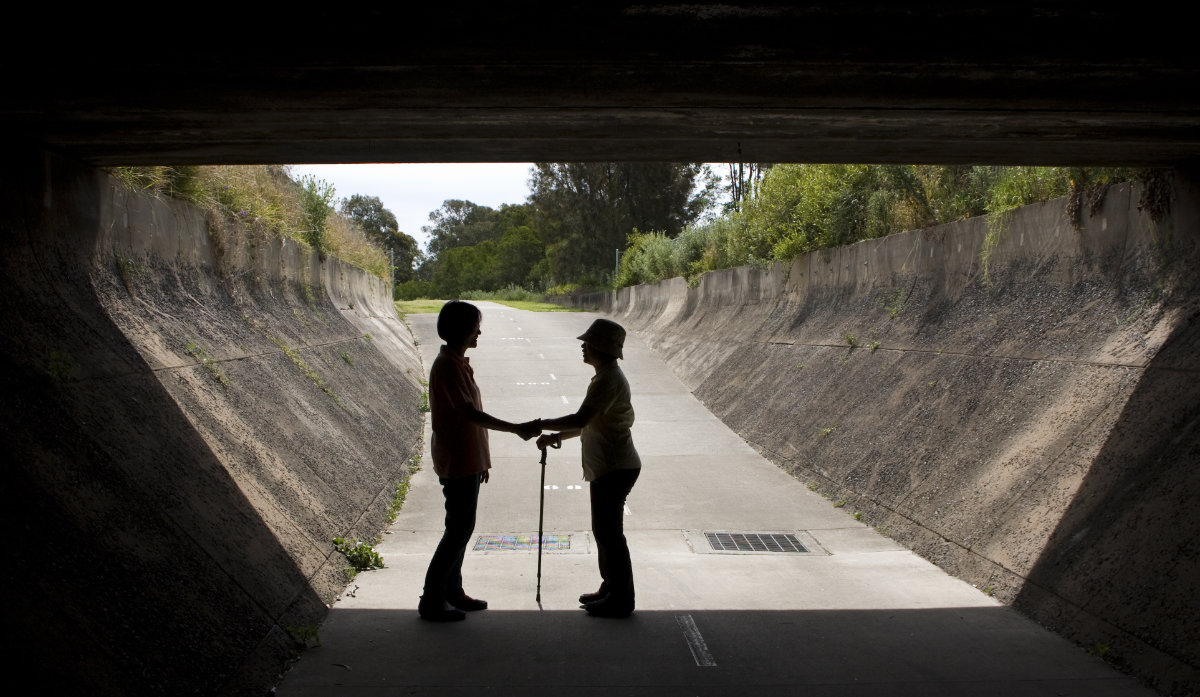 兩人在隧道牽手