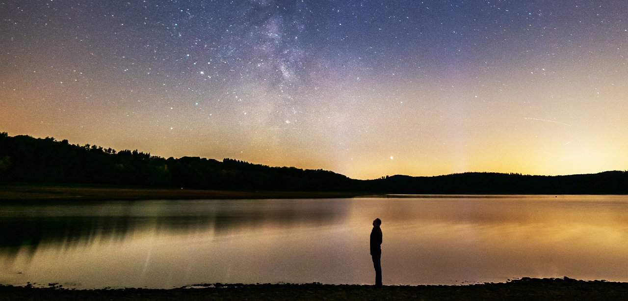 一個人面向廣大天地